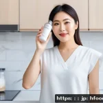 피부 보습에 좋은 건강 음료 - A modern Japanese woman in her 30s enjoying a refreshing collagen and hyaluronic acid beauty drink d...